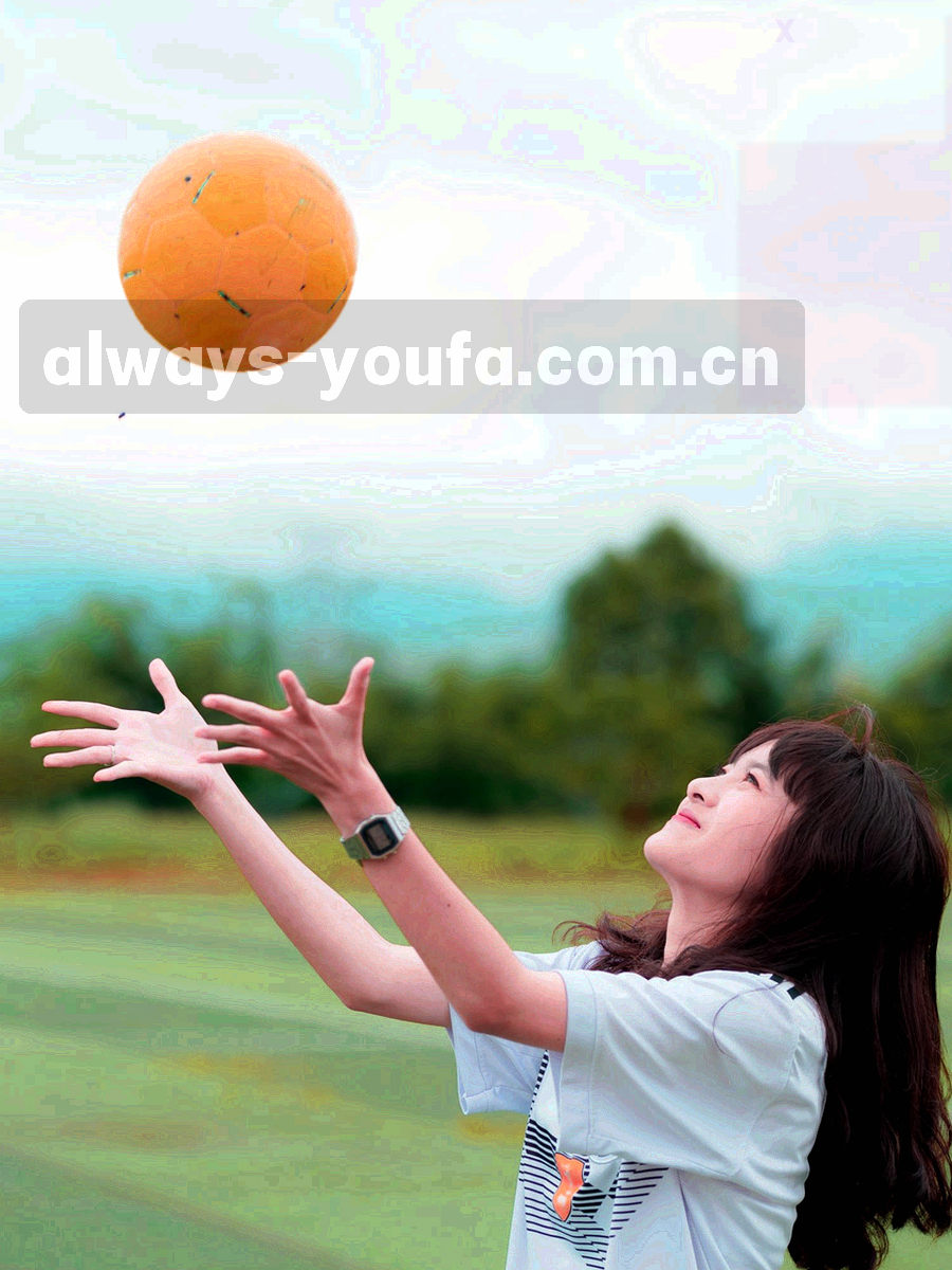 浅色桌面上摊开的纸张与笔，画面中没有人物